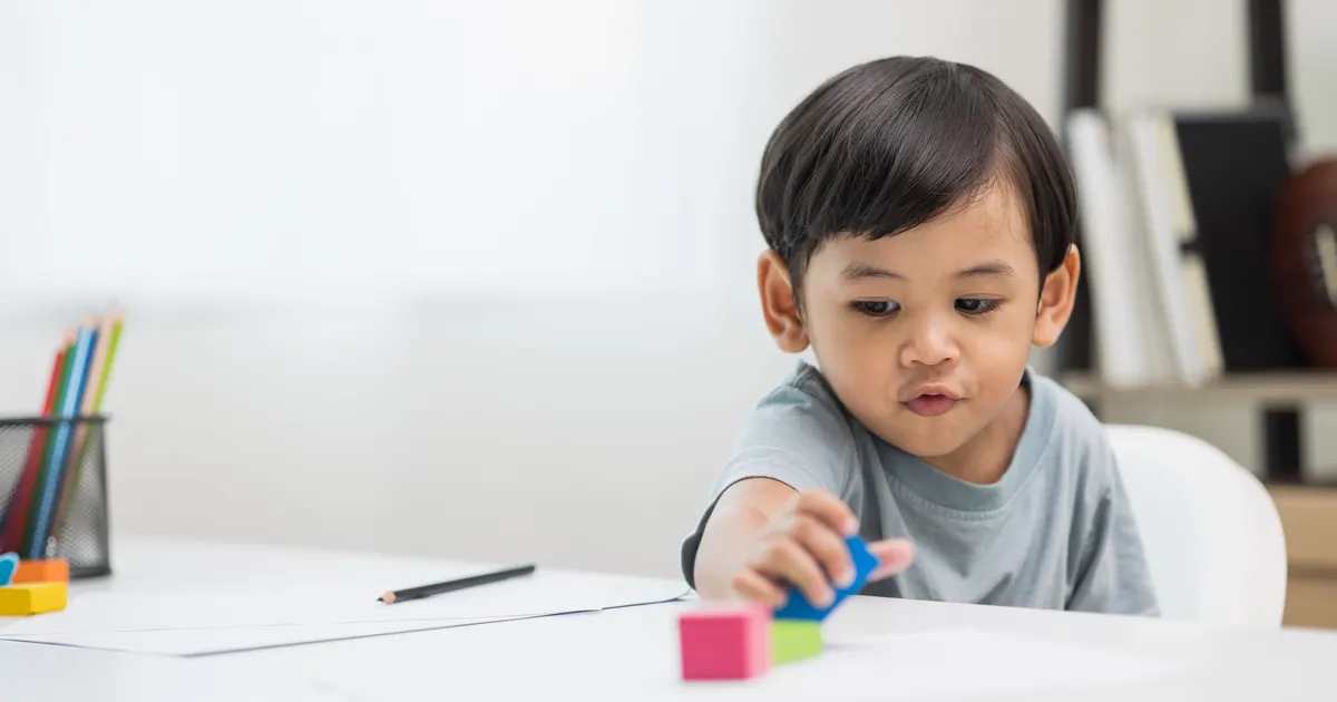 Anak 3 tahun belajar pola dan bentuk sebagai fondasi belajar matematika